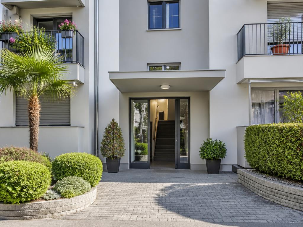 Ingresso condominio con parti comuni ordinate